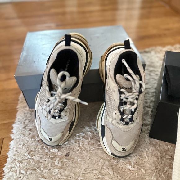 Authentic Balenciaga Triple S Sneakers - Picture 10 of 16